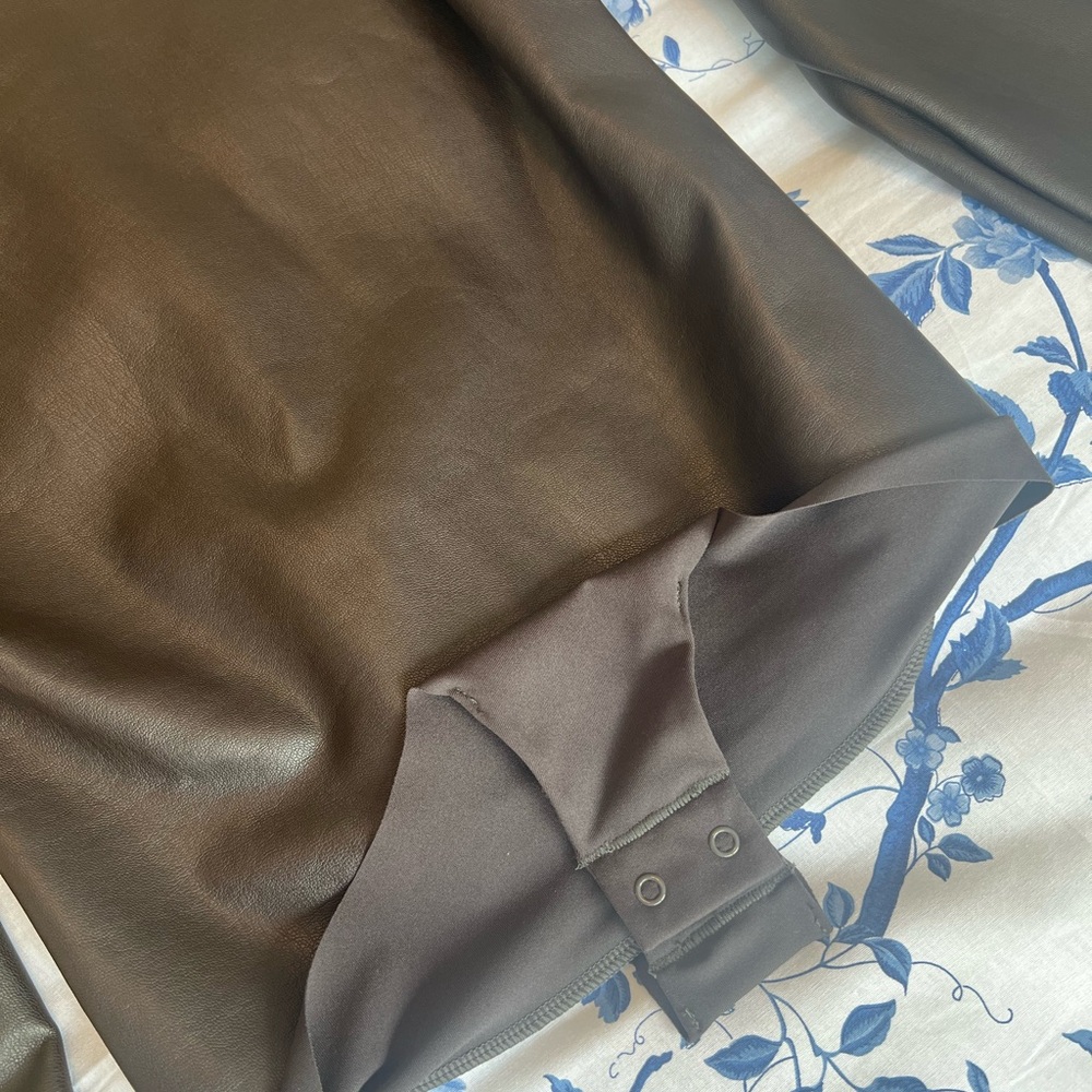*NWT* SKIMS Faux Leather long sleeve bodysuit - Picture 6 of 6